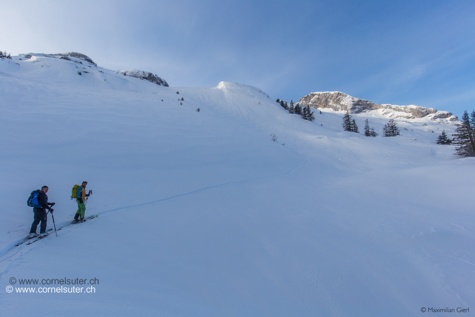 Querung zur Alp Achslen und unser Ziel in sicht der Gross Achslenstock 2175m.