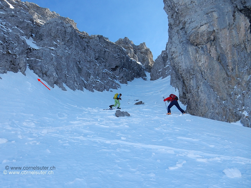 In der Rinne Skidepot machen, per Fussaufstieg beim roten Pfeil hinauf.