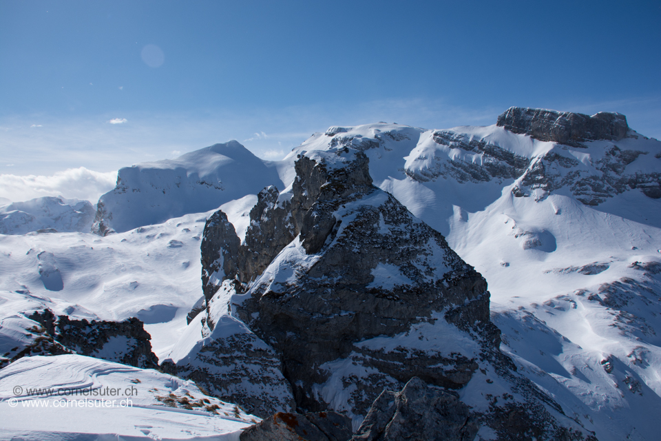 Hinter dem Turm der Blüemberg 2405m.