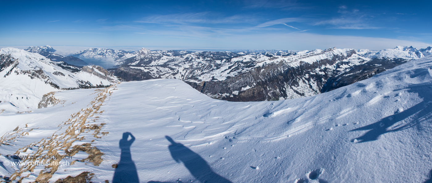 Panobild, Links der Fronalpstock bis nach rechts zum Bös Fulen 2802m.