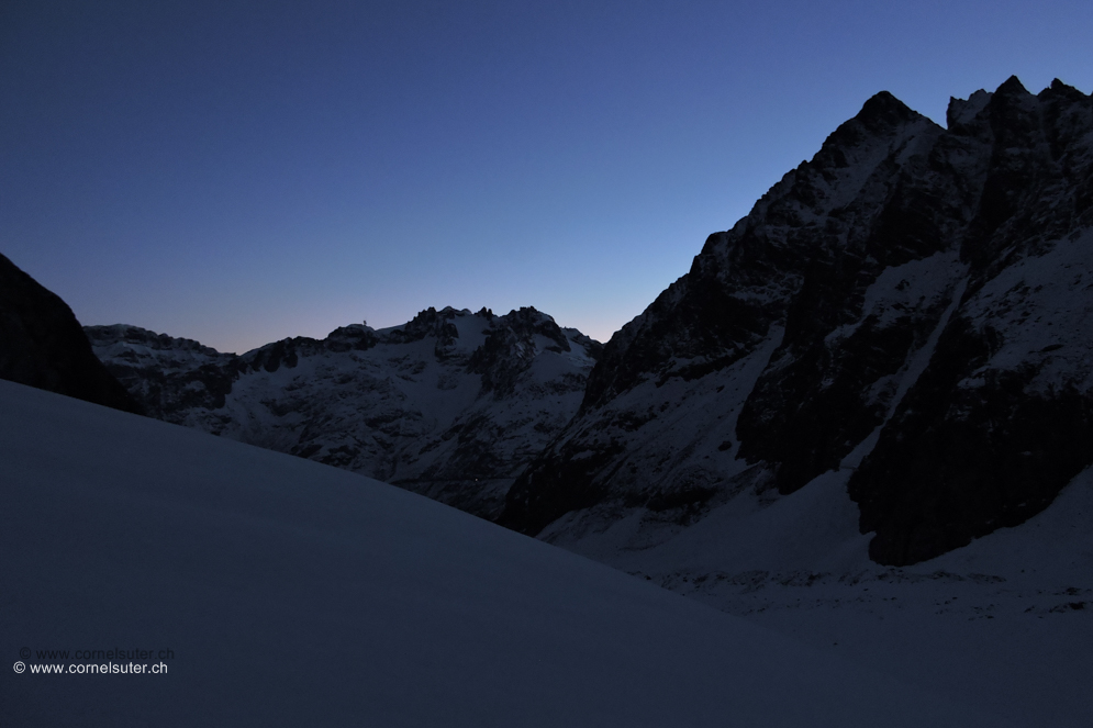 Der Tag erwacht, Sicht hinüber zum Masten auf dem Titlis usw.