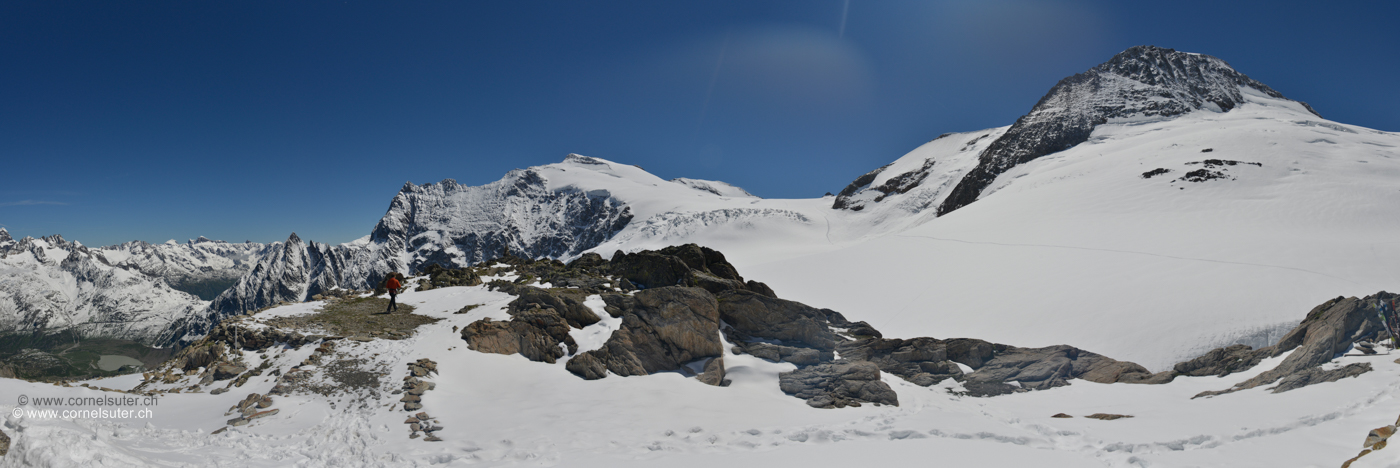 Pano Aussicht bei der Tierberglihütte, rechts das Gwächtenhorn 3420m nach links zum Sustenhorn 3503m, usw.