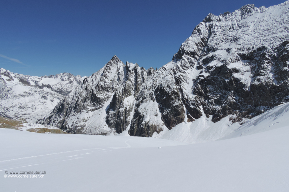 Abfahrt hinunter zum ersten Bruch. Die Flanken des Sustenspitz und Klein Sustenhorn sind anzusehen als wäre es im tiefsten Winter!!!