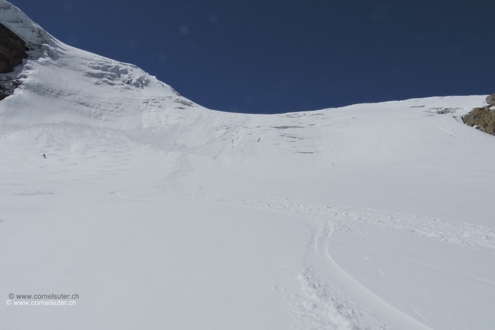 Hier der erste Bruch, noch vor einer Woche war es hier bereits blank, dank dem Neuschnee ohne Probleme im Aufstieg/Abfahrt.