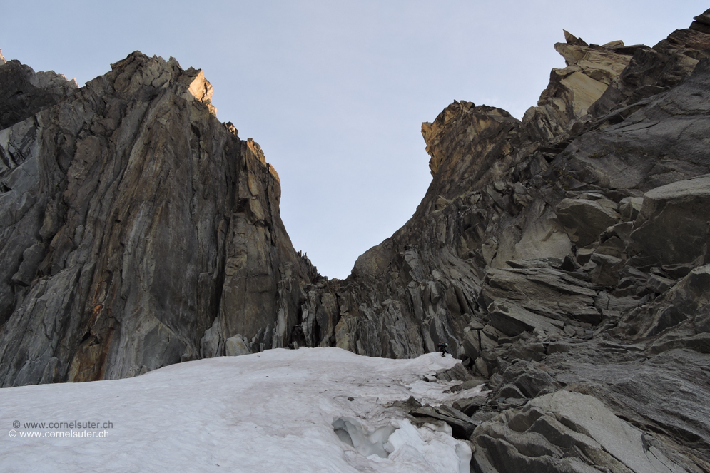 Die Route führt rechts am Turm hinauf auf den Grat.