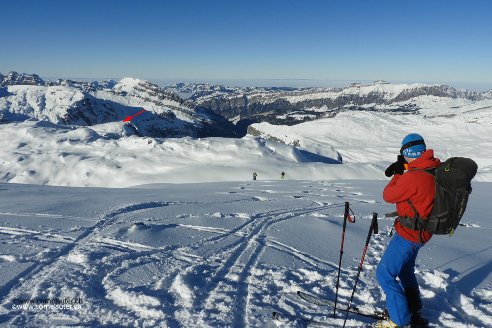 Abfahrt vom Läckistock 2485m. Anschliessend weiter auf der Fläche mit schieben und Stock Einsatz zum Gipfelkreuz vom Mären (Pfeil)
