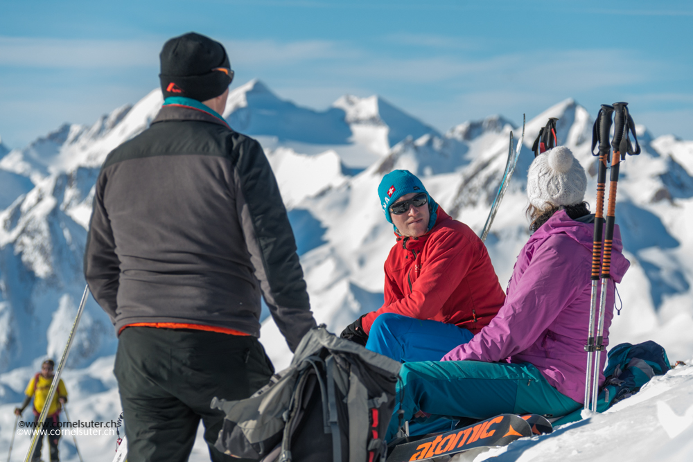 Wir geniessen den letzten Tag im Jahr 2017 auf einer tollen Skitour mit besten Verhältnisse und einer netten Gruppe.