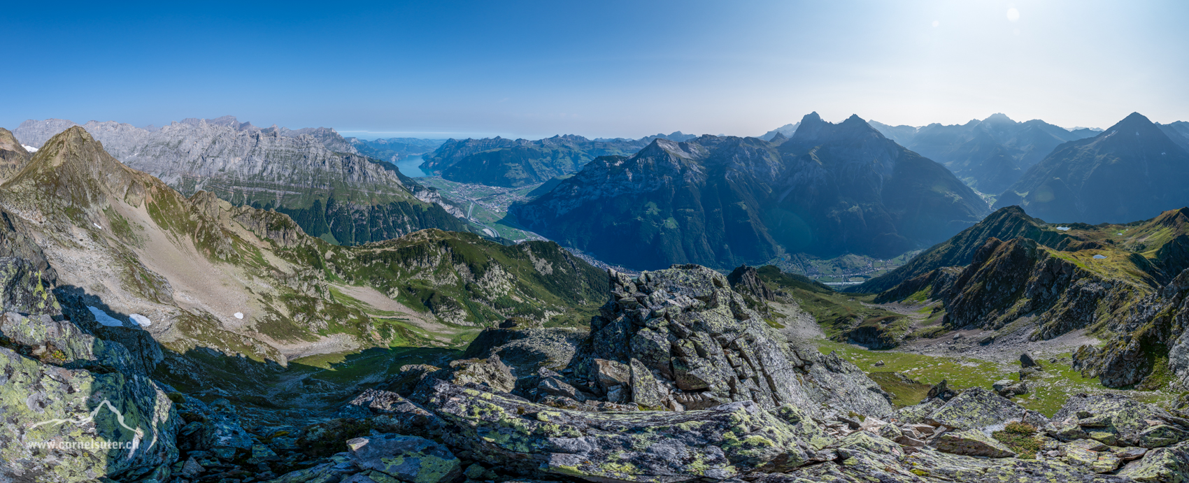 Panorama auf dem Ruchälplistock 2475, links vorne der Urnersee, gefolgt vom Reusstal bis rechts zum Bristen 3073m.