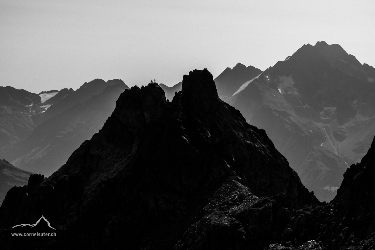 Auf dem Jakobiger 2505m, Sicht zurück zum Ruchälplistock 2475m. Rechts oben der Oberalpstock 3328m