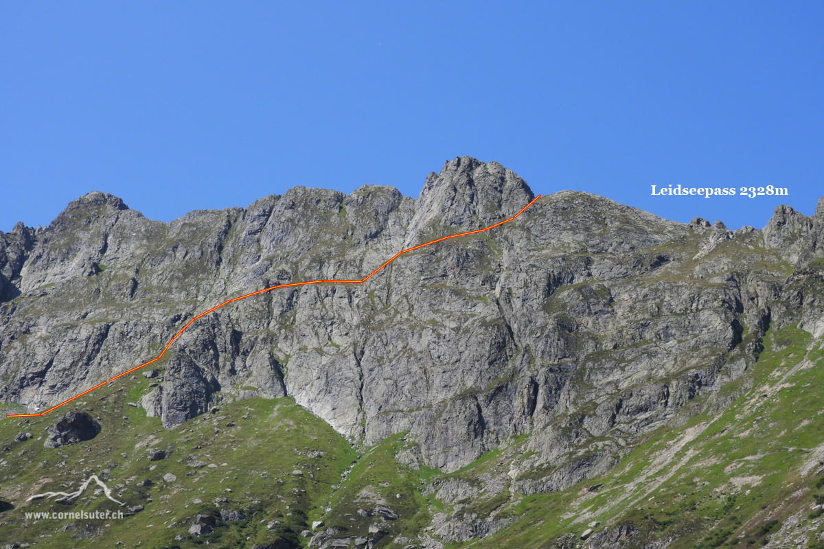 Die Route in der Felswand ab dem Leidseepass.