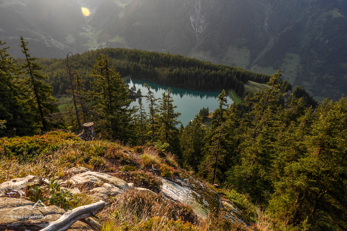 Tiefblick hinunter zum Arnisee.