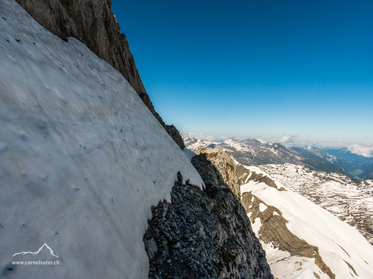 Noch viel Schnee, rechts neben dem Schnee entlang gehts ganz gut.