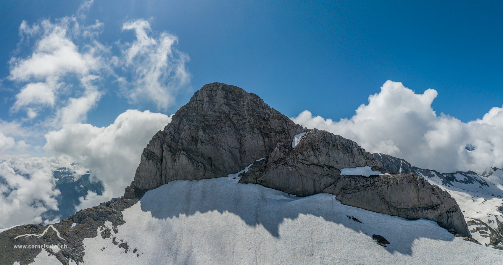 übersicht zum Höch Turm, und die 2 Bänder mit Schnee die zum Aufstieg auf den Westgrat leiten.