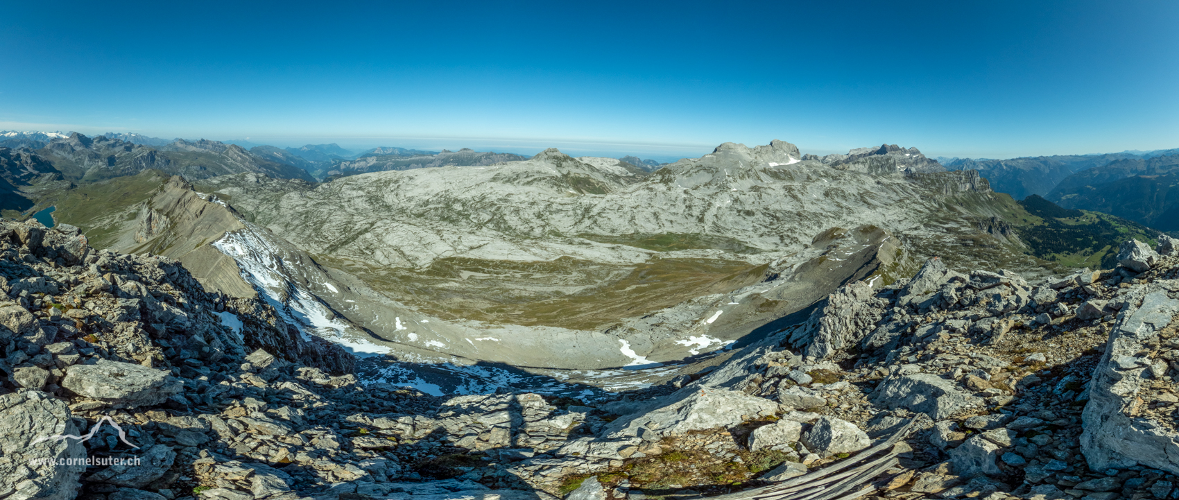 Panobild links der Glattalpsee bis rechts zum Vrenelisgärtli und unten mit Braunwald.