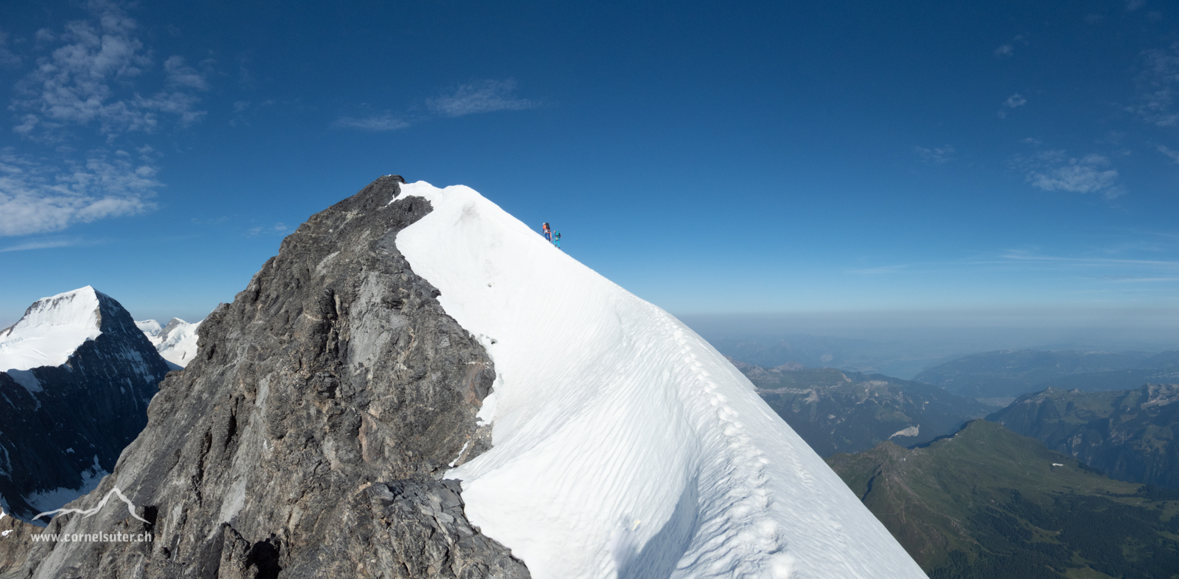 Wir sind kurz vor dem Gipfel, fantastischer Firngrat, rechts gehts hinunter zur Eigernordwand, links hinten der Mönch. NUR hier haben wir die Steigeisen gebraucht ca 15min...