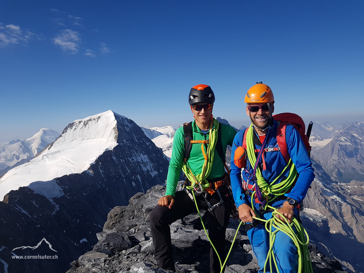 Freude herrscht auf dem Gipfel des Eigers 3970m (8:45Uhr) ein Traum geht in Erfüllung. Links hinten Mönch 4107m und das Aletschhorn 4193m. Juuuuz!