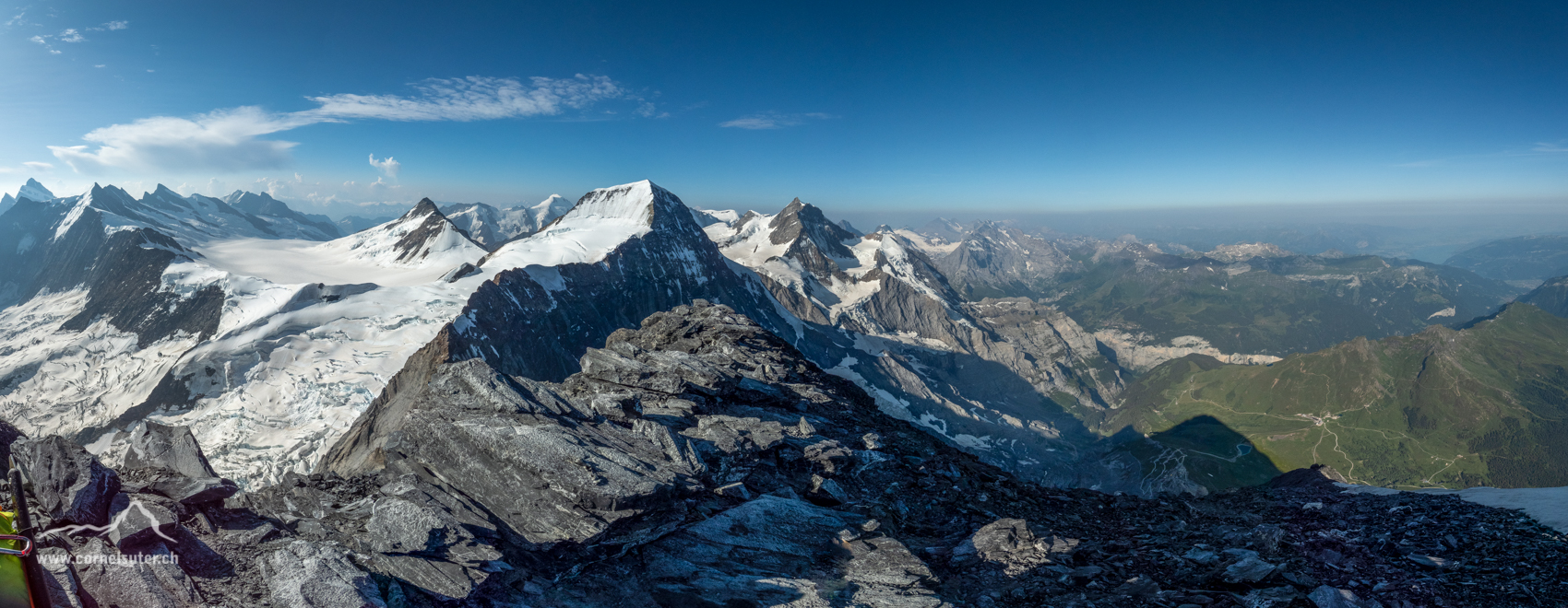 Pano Aussicht auf dem Eiger, links hinten das Finsteraarhorn, nach rechts über das Ewigschneefäld zum Trugberg, Mönch, Jungfrau, Balmhorn, Blüemlisalp, rechts unten die Kleine Scheidegg. Juuuuz!