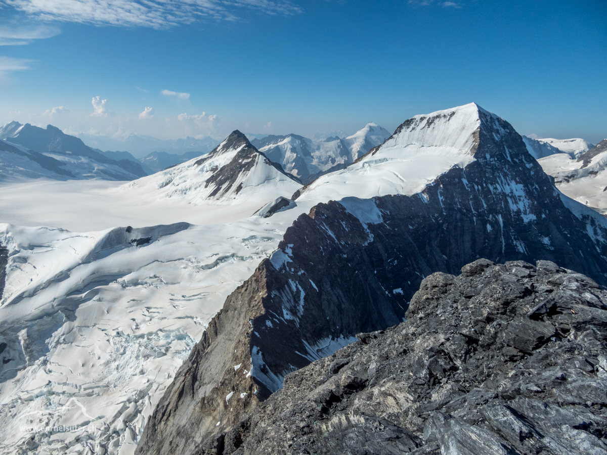 Bekanntlich hat man nach dem erreichen des Eiger noch nicht einmal die Hälfte der gesamten Tour erreicht, es geht hier hinunter zu den Eigerjöcher, auf dem Felsgrat entlang bis zum Firngrat, dann links um den Mönch herum.....