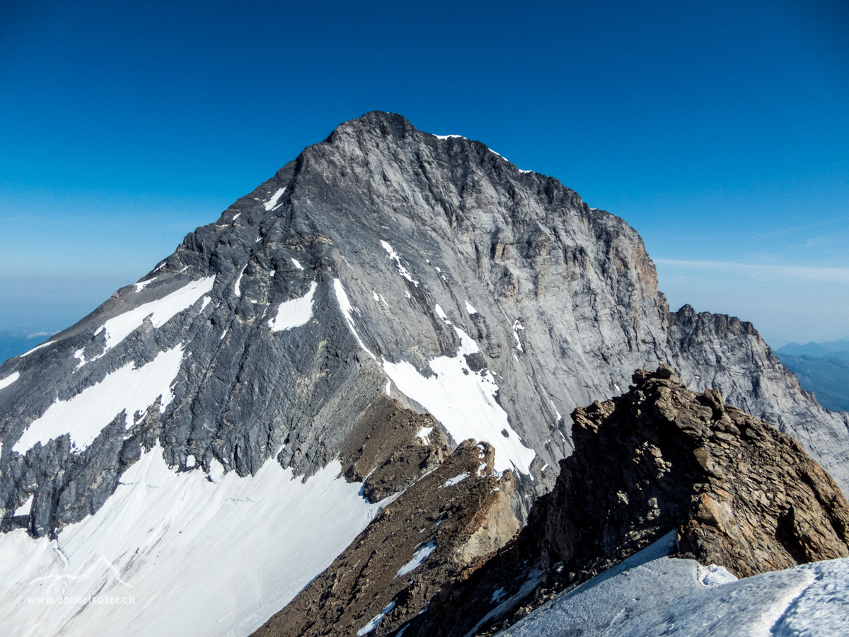 übersicht, fast die gesamte Tour auf einem Blick, rechts der Mittellegigrat, etwas links von der Bildmitte der Absteig zum Nördlichen Eigerjoch.