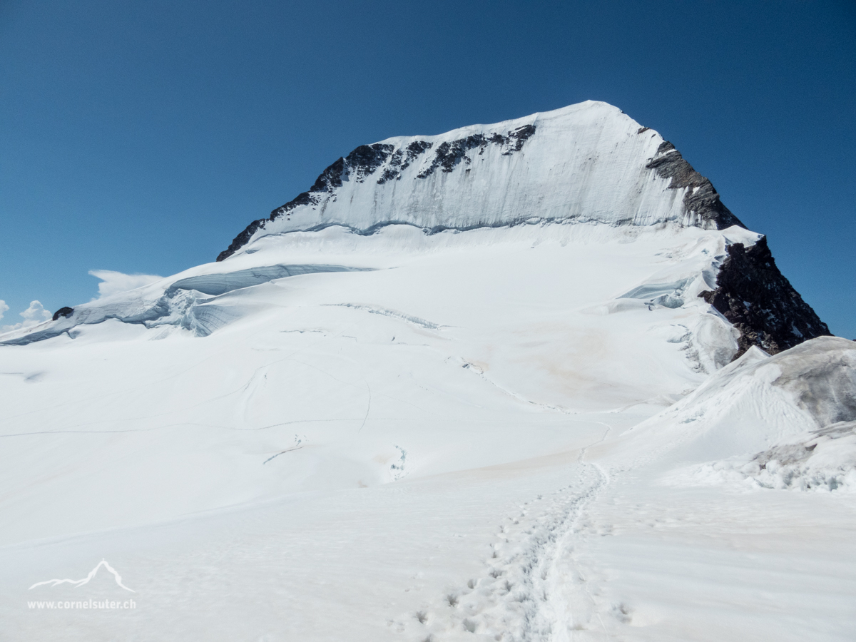 Ankunft beim Südlichen Eigerjoch, links um den Mönch herum.....