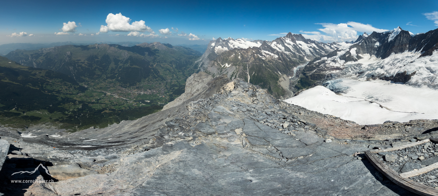 Aussicht links unten befindet sich Grindelwald, nach rechts zum Wetterhorn, Schreckhorn, Lauteraarhorn, Finsteraarhorn usw.