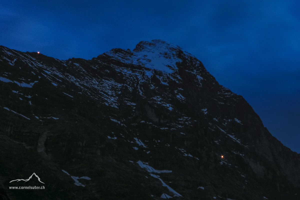 Bei Nacht die Eigernordwand aus sicht von Grindelwald, links oben das Licht der Mittellegihütte, rechts das Licht der Jungfraubahn die Station Eigernordwand.