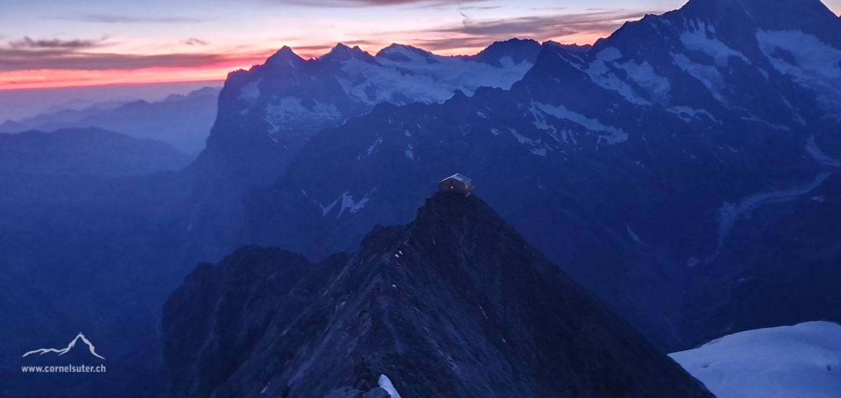 Unterwegs am Bergsteigen auf dem Mittellegigrat, sicht zurück zur Mittellegihütte. (Bild von Noel)