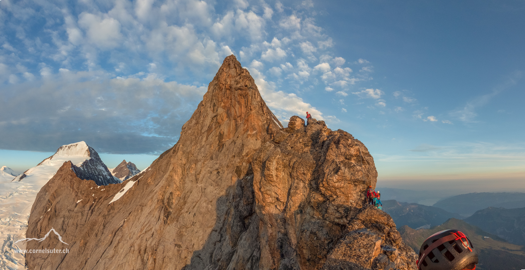 Was für eine super Hochtour auf dem Mittellegigrat, toller Grat mit vielen Türmen, links hinten gehts hinunter zu den Eigerjöcher, das nach dem Gipfel auf dem Eiger....