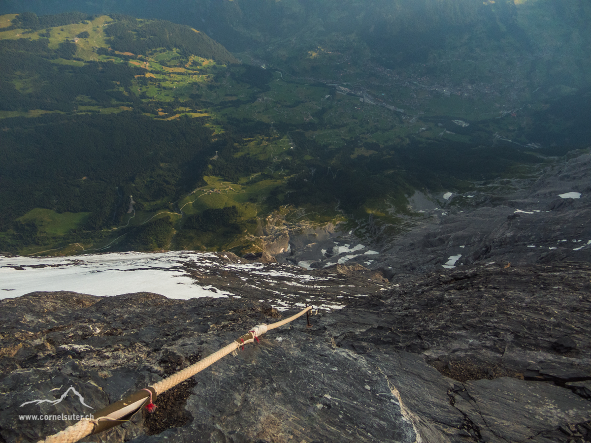 Der wohl tiefste Tiefblick auf dem Mittellegigrat, knappe 3000m freie Sicht hinunter nach Grindelwald... häitärä !!!!