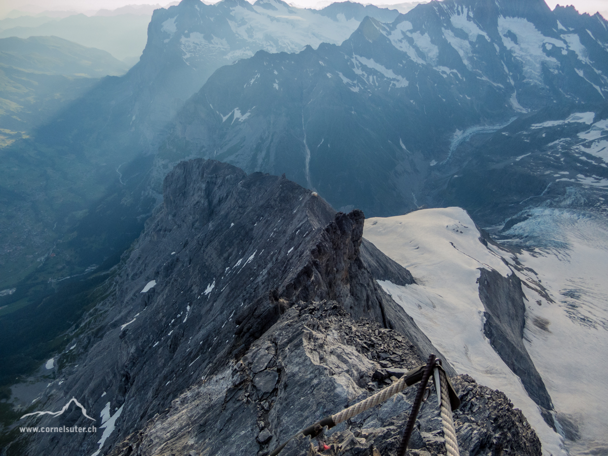 Letzte Sicht zurück zur Mittellegihütte, auf dem Grat ca mitte Bild.