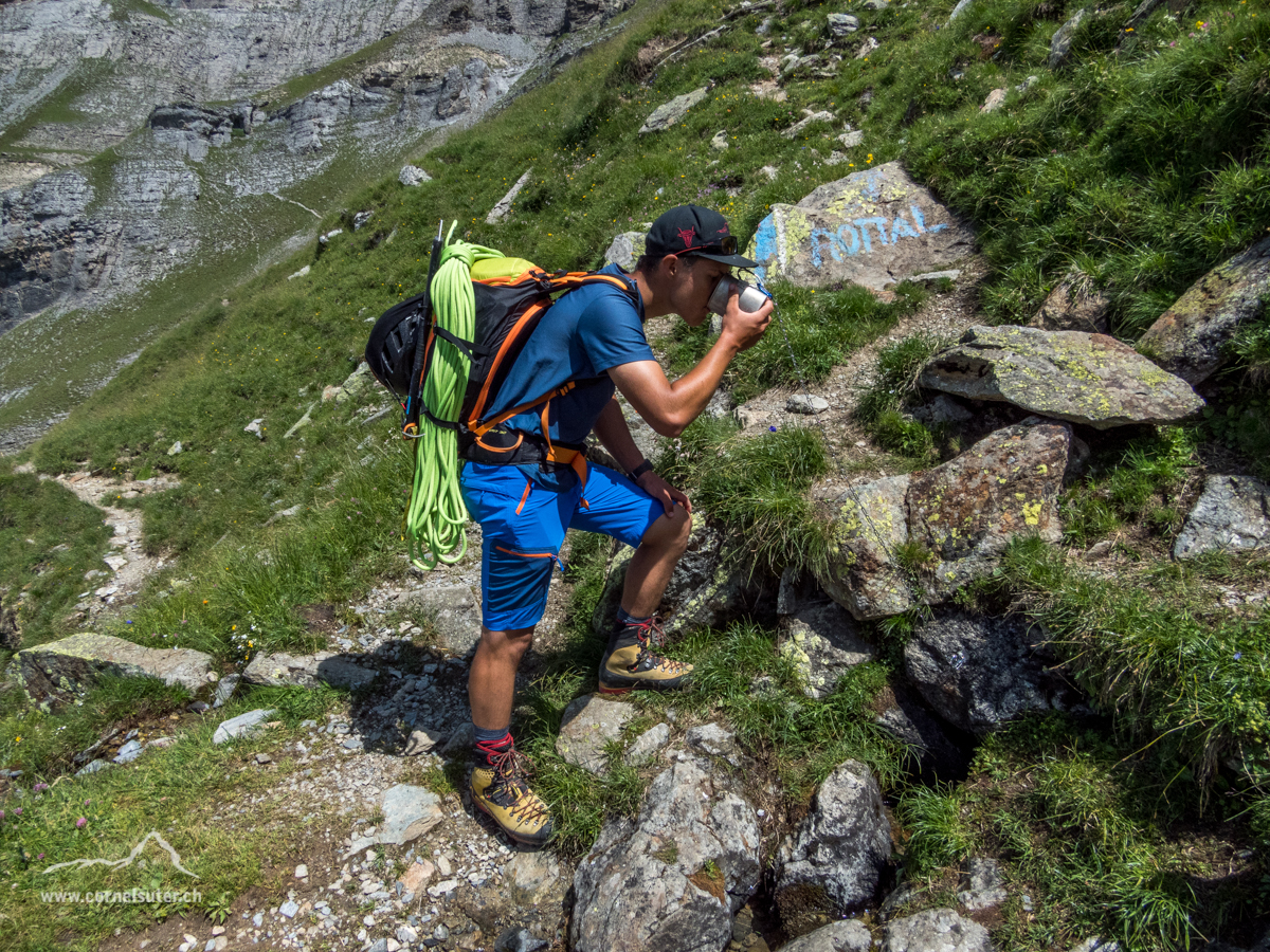 Hier sind wir bei der Verzweigung Pt.2019 (Klick, Karte)  zur Silberhornhütte, eine erfrischung mit kaltem frischem Quelwasser tut gut bei dieser elenden Hitze!!!