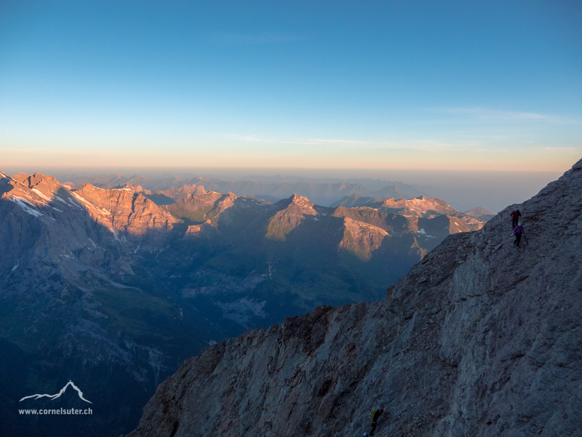 Morgenstimmung, rechts 2 Bergsteiger... grössen vergleich zum Gebiet....