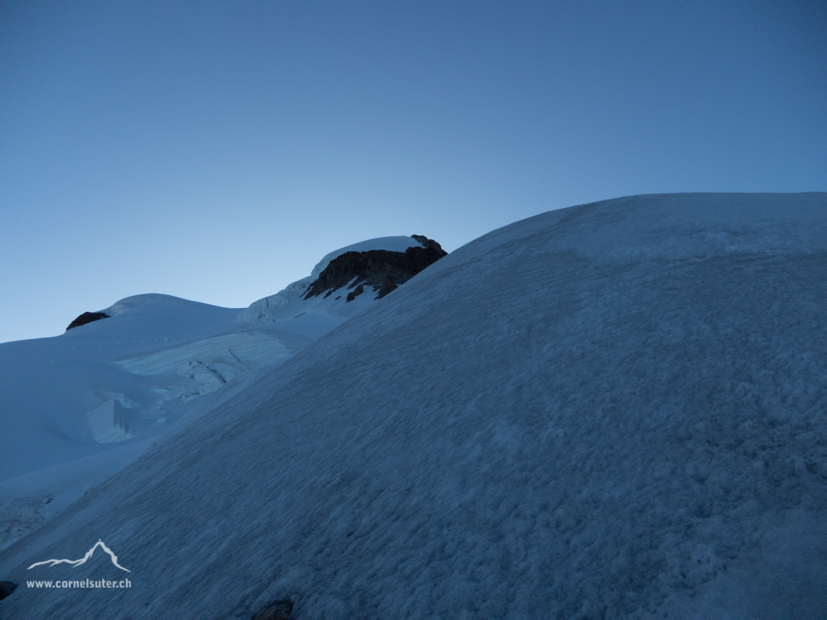 Ankunft auf dem Hochfirn, mit Steigeisen weiter.