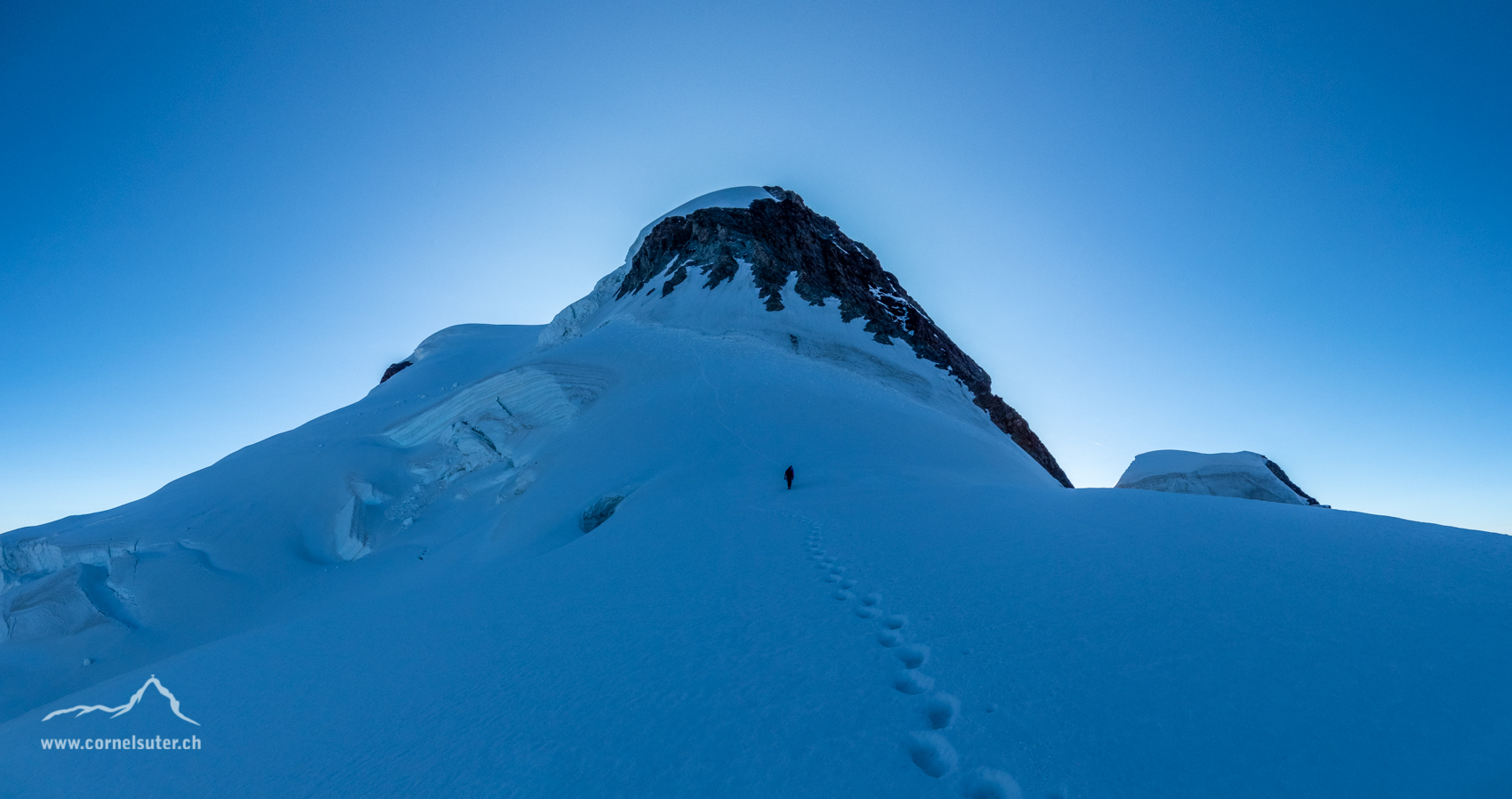 Etwas weiter oben, wir wählten die Variante links (Nördlich herum) wenn die steilen Couloirs noch Schnee haben könnte man direkt hinauf, ist aber noch nicht die Jungfrau.