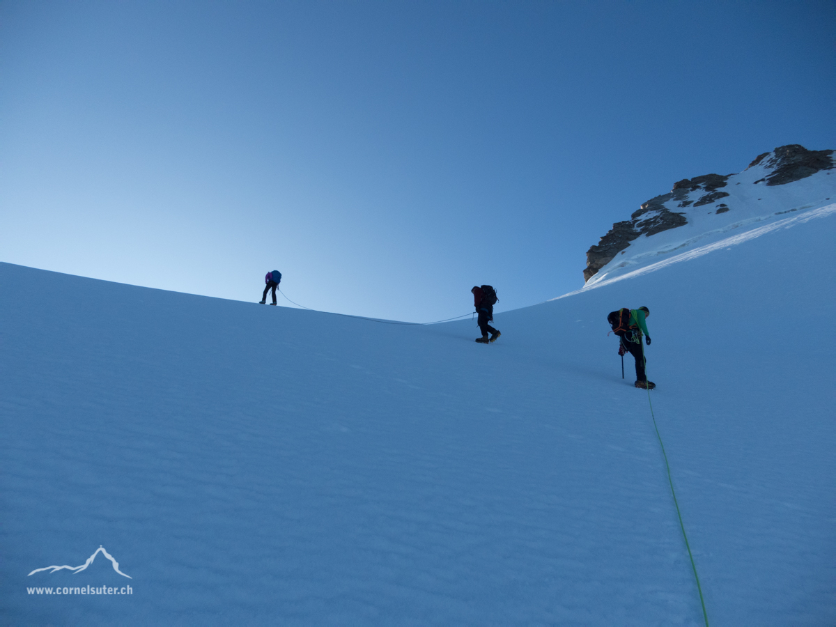 Rechts oben die Jungfrau, wir steigen nach links weiter zur Wengen Jungfrau