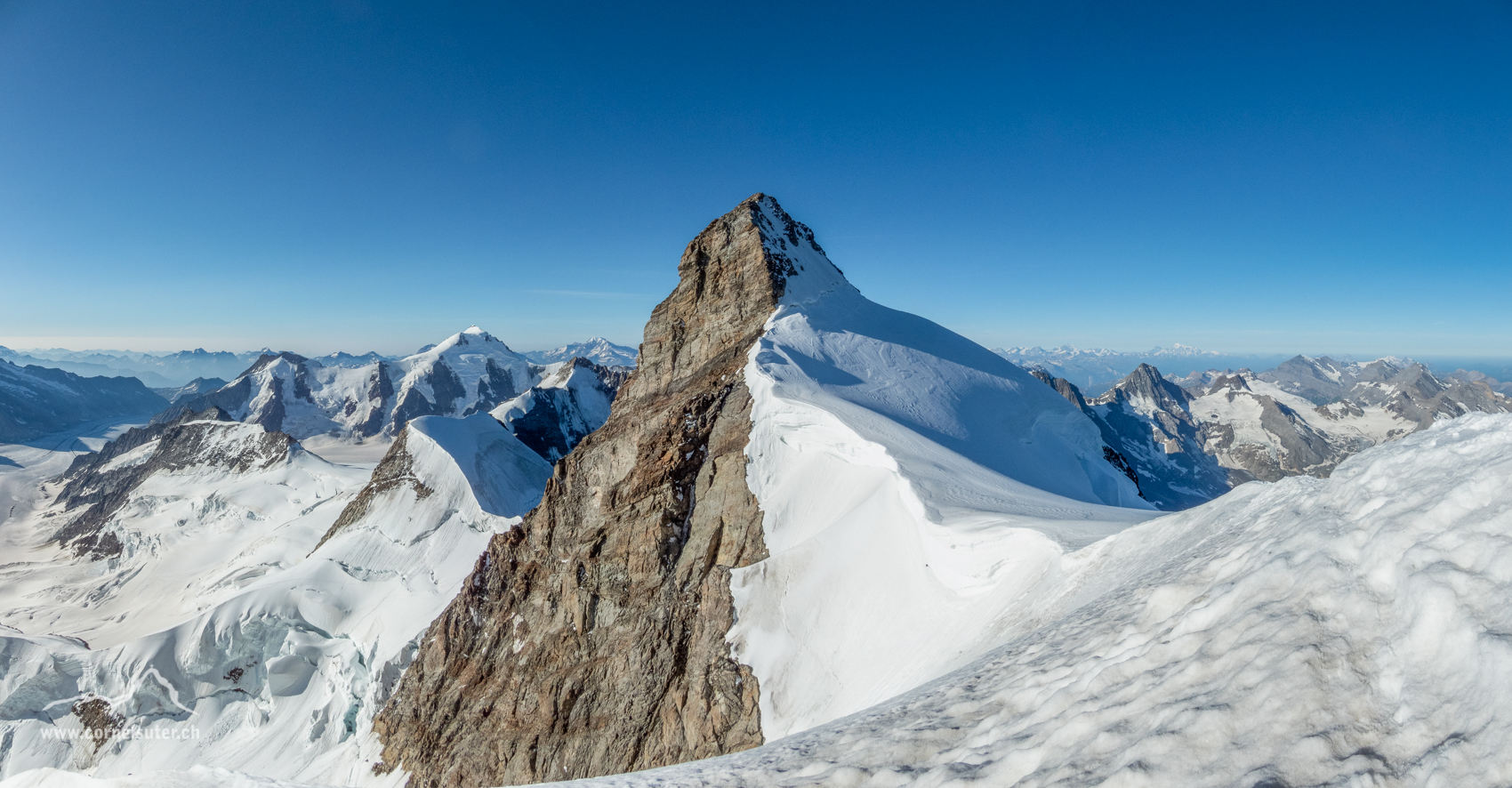 Sicht hinüber zur Jungfrau 4158m, Route Nördlich der Jungfrau entlang bis zur geeigneter Stelle und hinauf zum Gipfel.