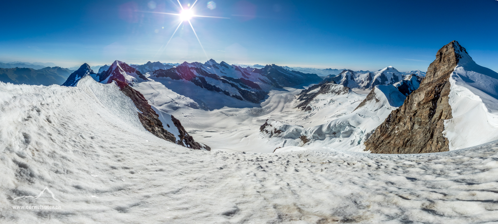 Panorama auf der Wengen Jungfrau 4158m, links hinten der Eiger 3970m unser Ziel in 2 Tagen. Bis nach rechts zur Jungfrau 4158m und das Aletschhorn 4193m.