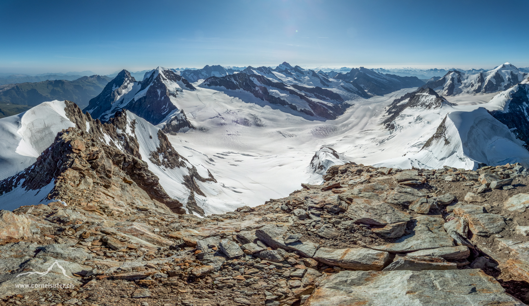 Pano Aussicht auf der Jungfrau 4158m, links unten die Wengen Jungfrau 4089m, nach rechts hinten der Eiger 3970m, Mönch 4107m, Schreckhorn, Lauteraarhorn, Finsteraarhorn 4274m, am Rand das Aletschorn 4193m