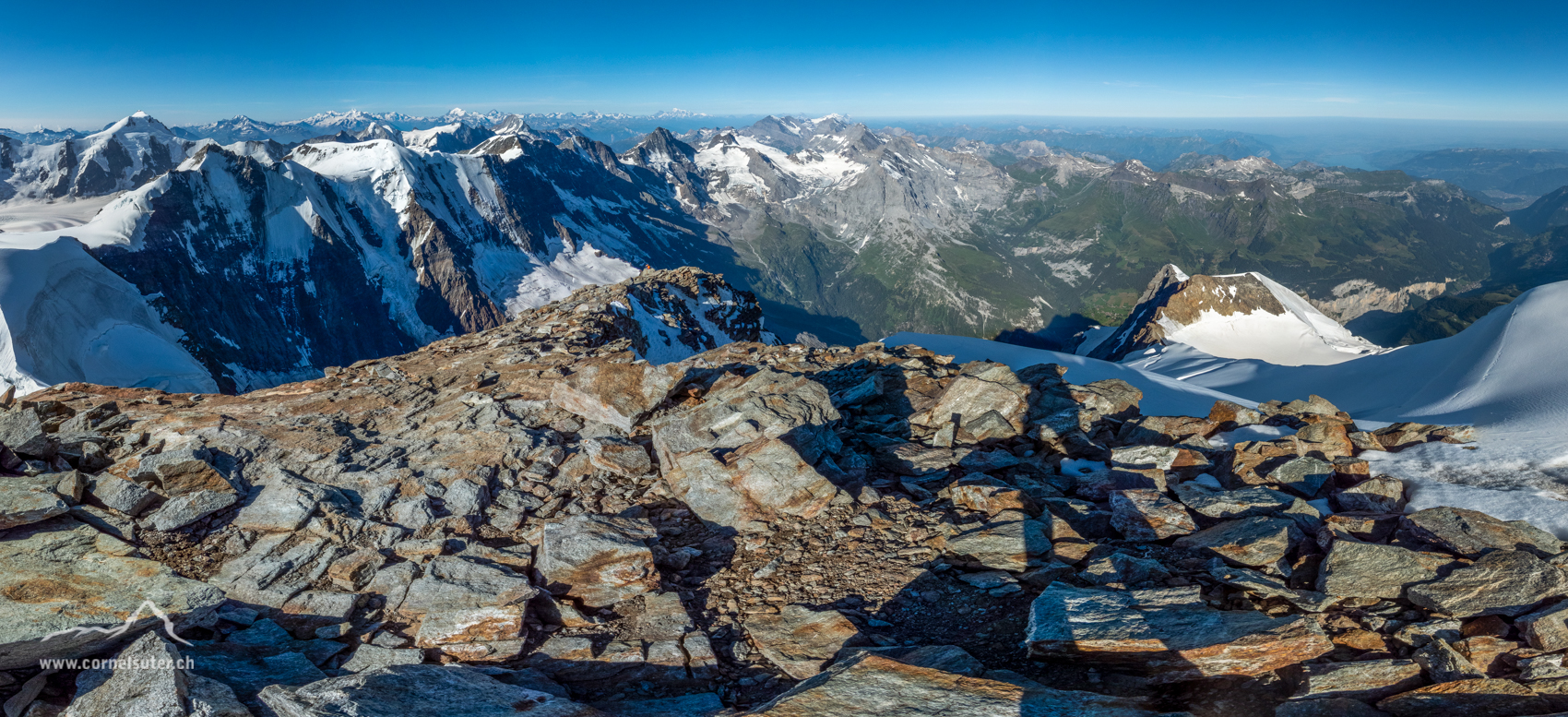 Pano Aussicht, links das Aletschhorn 4193m, am Horizont die Walliser und sogar mit dem Mont Blanc, etwas näher die Blüemlisalp, links die schatten Wand die Äbeni Flue Nordwand.