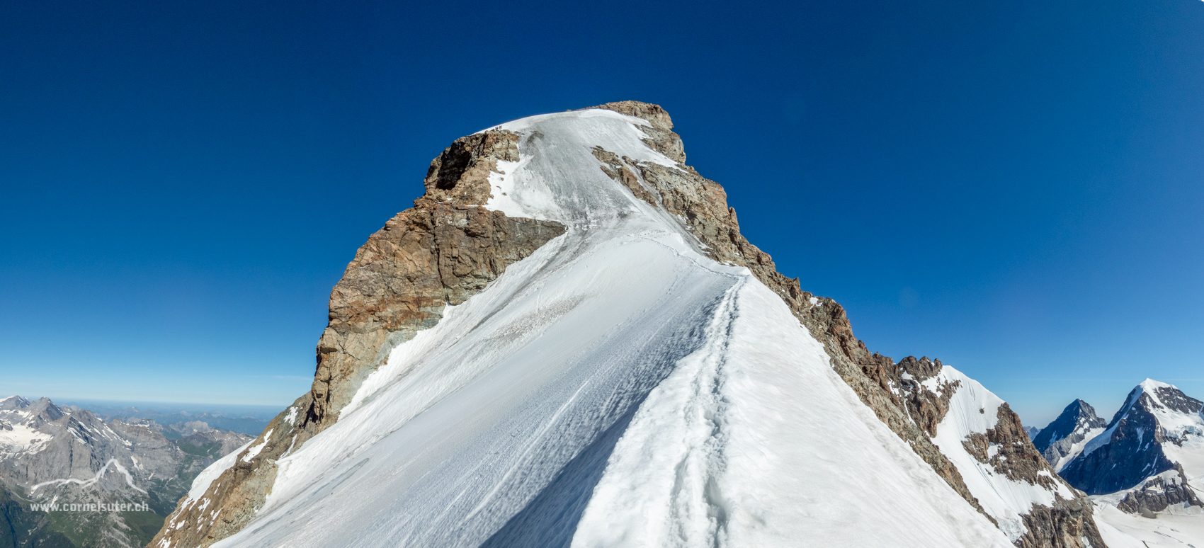 Beim Rottalsattel 3885m Sicht zurück zum Abstieg bei der Jungfrau 4158m. Rechts hinten Eiger 3970m und Mönch 4107m.