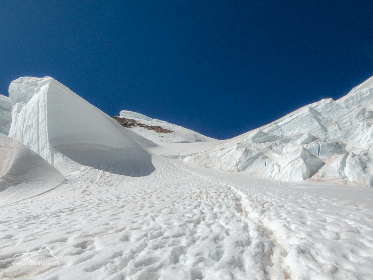 Sicht zurück, oben das Rottalhorn 3967m.