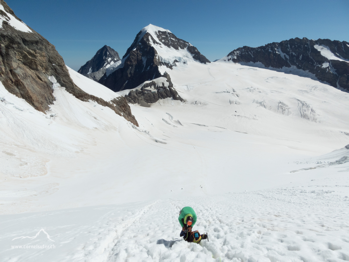 Beim weiteren Abstieg, Eiger 3970m und Mönch 4107m.