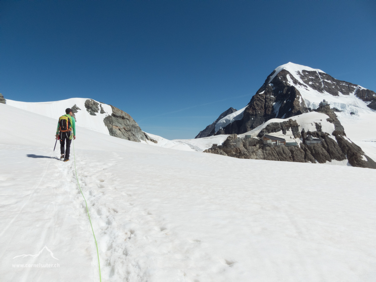 Rechts das Jungfraujoch mit dem Massen Tourismus, oben der Mönch 4107m, links hinten knapp der Eiger 3970m.