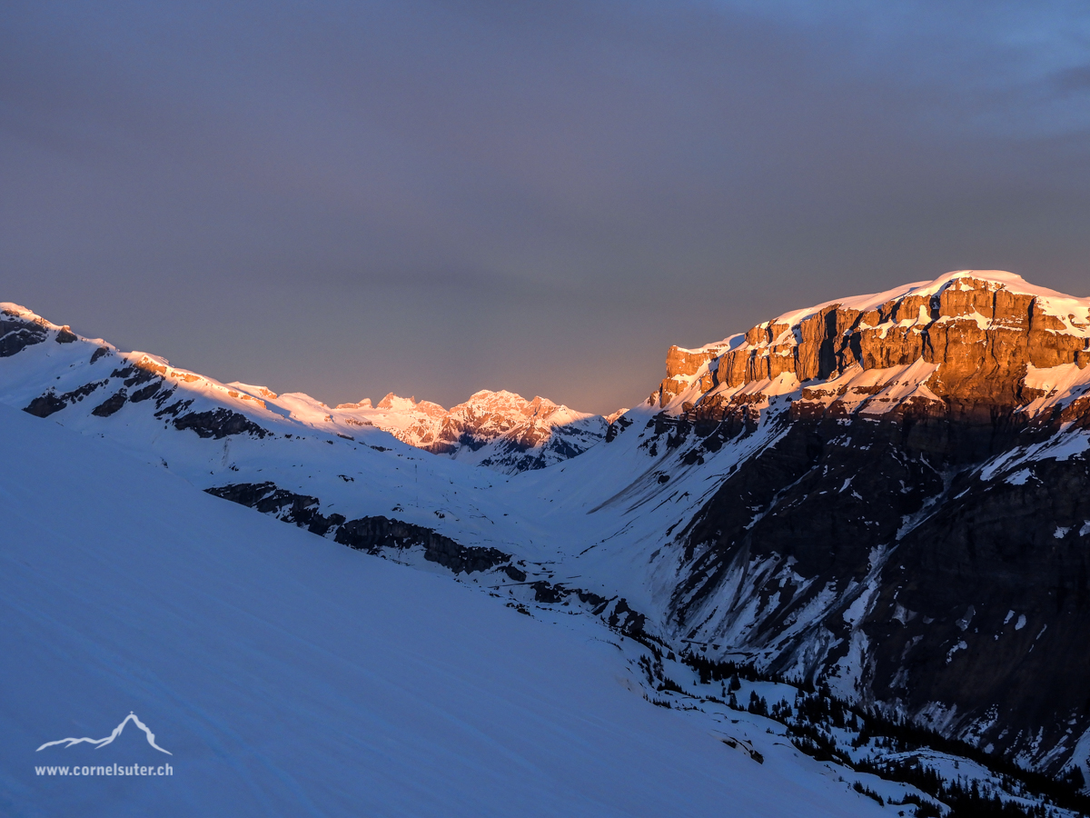 Morgenstund rechts am Glatten. Im Schatten bei der Senke der Klausenpass, dahinter die Spannörter usw...