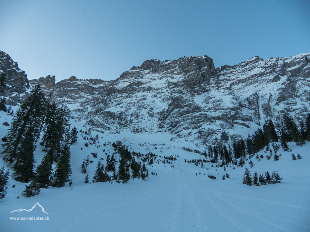 Angekommen beim Brunni, mit Sicht zu der 1300m m hohen Gross Ruchen Nordwand (Klick Bericht lesen)