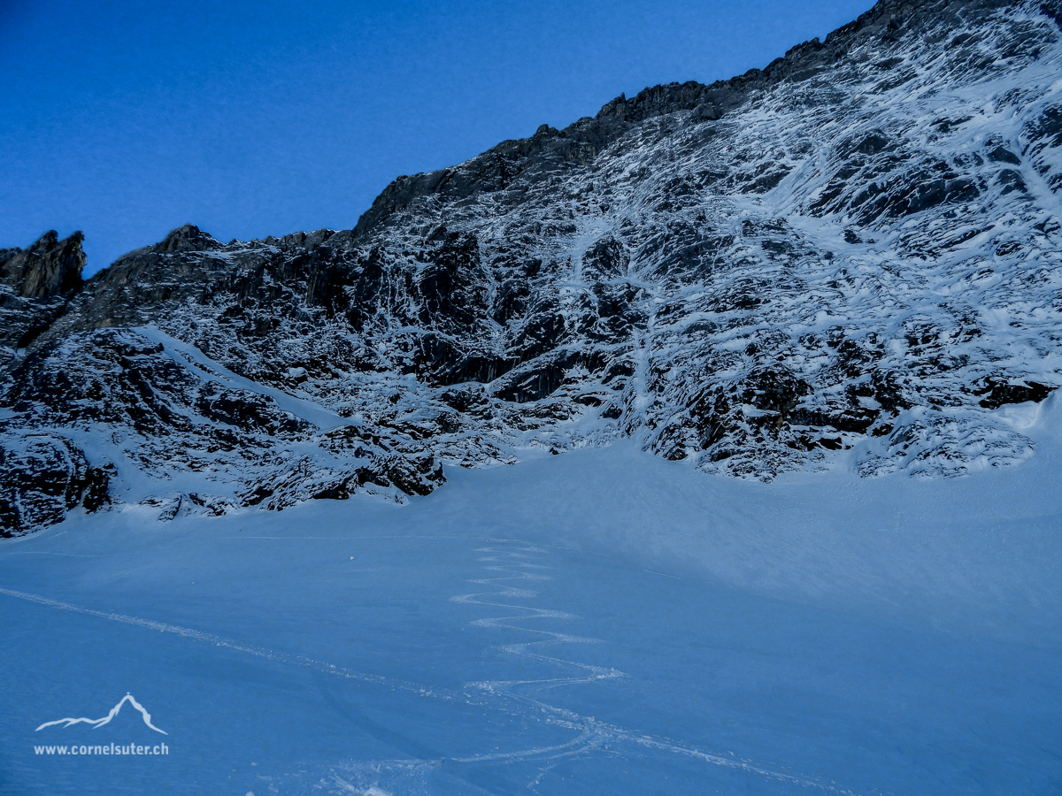 Pulverschnee Abfahrt direkt unterhalb des Einstieges zur Nordwandroute, imposant.