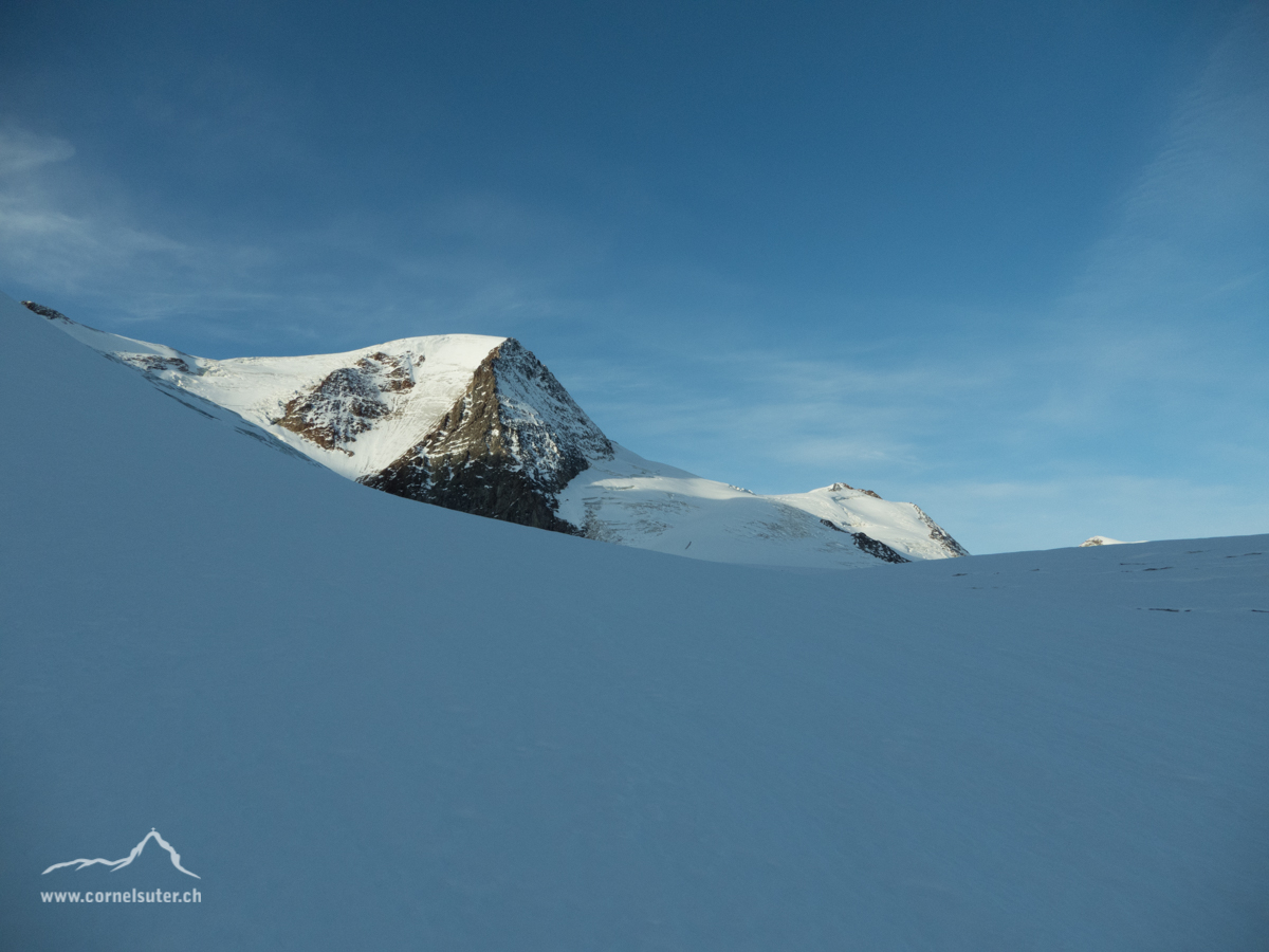Ankunft über dem ersten Bruch, Ski anschnallen, anseilen und los gehts, Skitour im Herbst 2019, September. Sicht zum Gwächtenhorn 3420m.