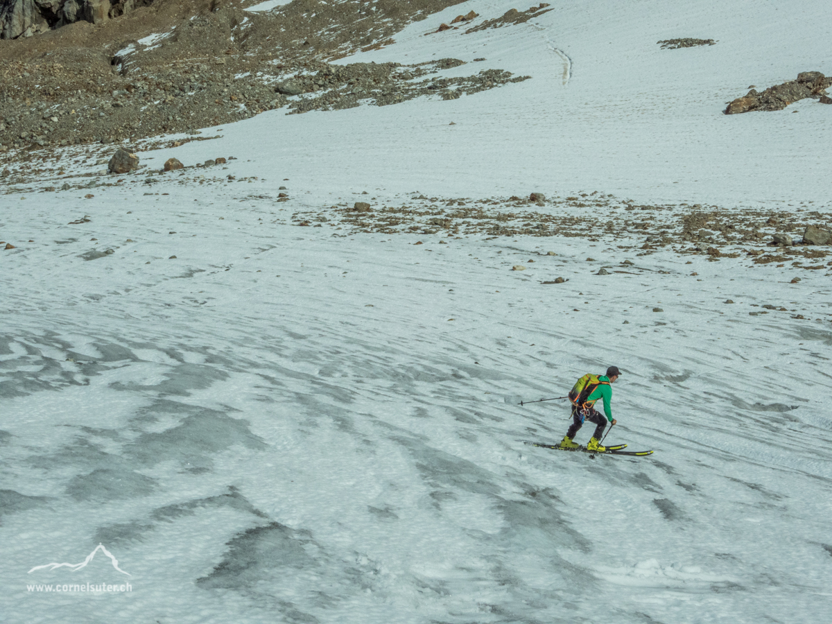 Weiter Skifahren auf dem blanken Gletscher