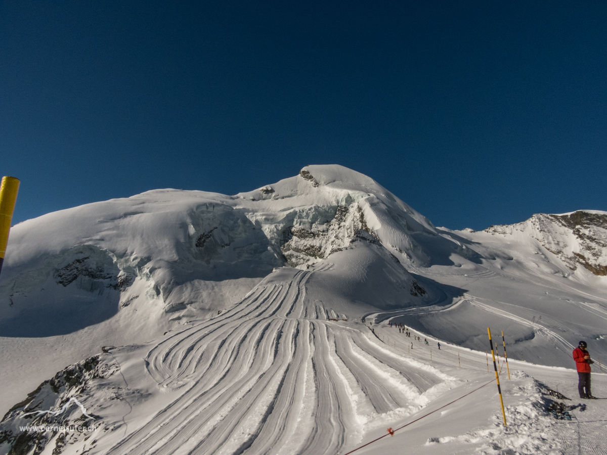 Ankunft beim Mittelallalin 3456m, sicht zum Allalinhorn 4027m, links der Hohlaubgrat schöne Sommerhochtour, rechts am Allalin geht die Skiroute hinauf.