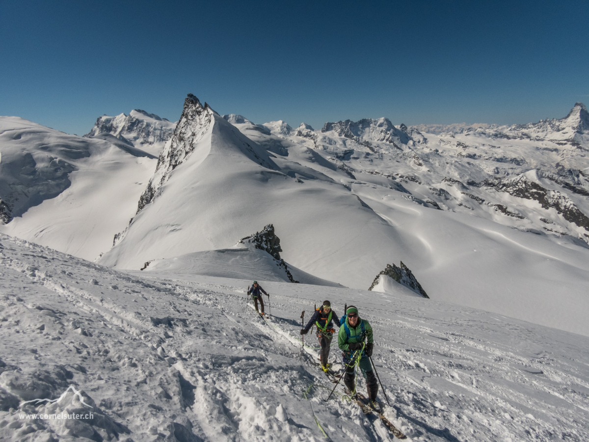 Oberhalb des Feejoch, links hinten Monterosa mit Signalkuppe 4543m, Dufourspitze 4634m, Nordend 4608m